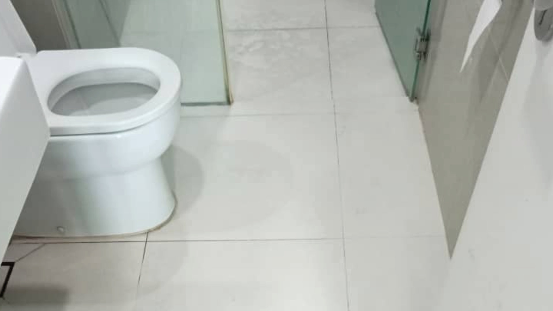 Bathroom 2 – transparent liquid system – before work